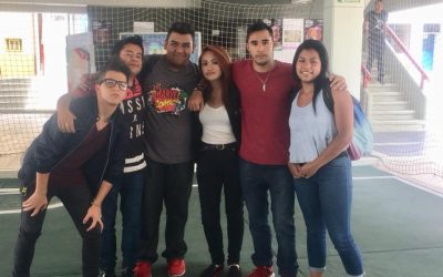 Jóvenes en acción apoyando a su país
