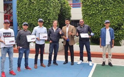 Entrega de reconocimientos a participantes del curso diseño automotriz